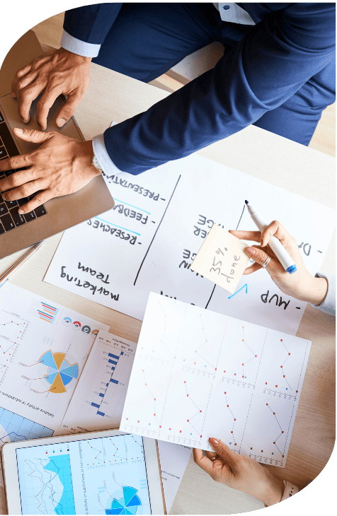 documents étalés sur une table