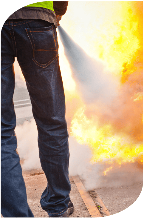 personne manipulant un extincteur