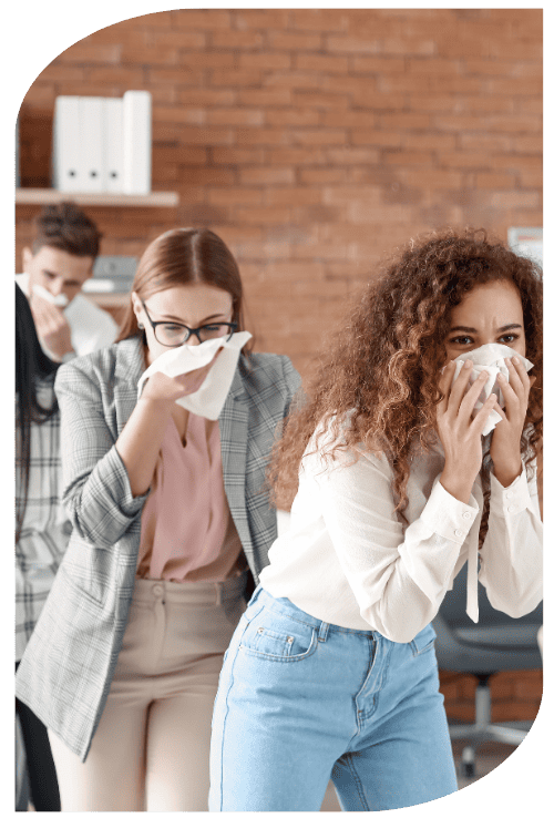 personnes évacuant des bureaux