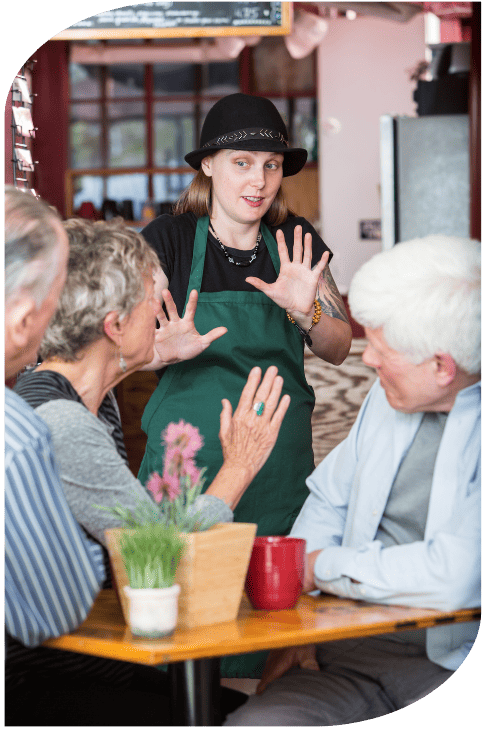 serveuse faisant face à des clients difficiles