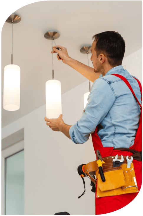 homme faisant des travaux électrique