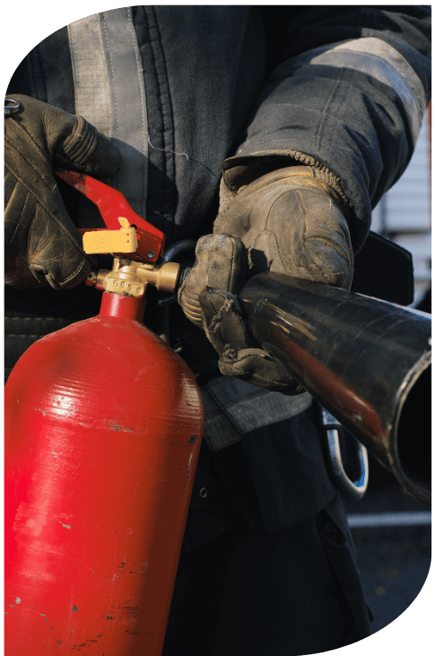 personne manipulant un extincteur